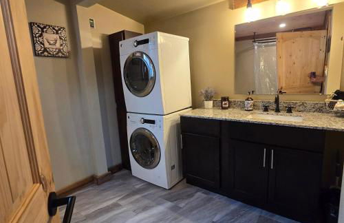 Couples Getaway Cabin with a Loft - Firepit - Creek - Foto 23