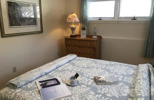 The Sunflower - Hot Tub Hideaway on 13 Wooded Acres - Fire Pit - Lake View - Near Keuka & Seneca Lake - Pet-Friendly - Foto 30