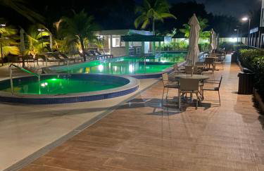 Flat em Guarajuba com excelente estrutura - Foto 1