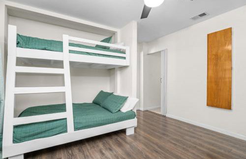 Relaxed Luxury Pet Friendly Home with Pool and Backyard Lounge in San Antonio, TX - Foto 33