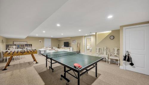 Stay 1 Block from Ocean at 7-Bed Retreat with Yard, Deck and Game Room, Host Up to 22 Across 16 Beds, Gas Fireplace, Gas Grill, Ample Parking, Walk to Menauhant Beach, Perfect for Family Getaway, 24 Hr Hospitality - Foto 4