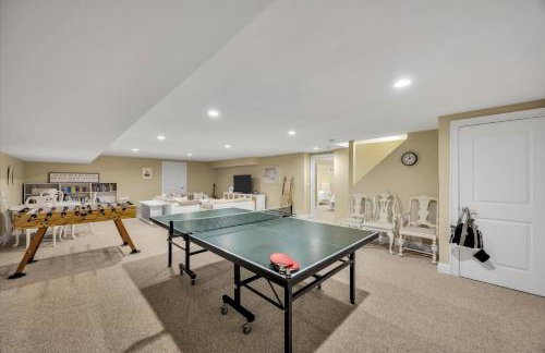 Stay 1 Block from Ocean at 7-Bed Retreat with Yard, Deck and Game Room, Host Up to 22 Across 16 Beds, Gas Fireplace, Gas Grill, Ample Parking, Walk to Menauhant Beach, Perfect for Family Getaway, 24 Hr Hospitality - Foto 4