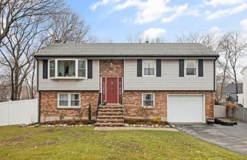 Elegant New England Home with Private Pool - Foto 9