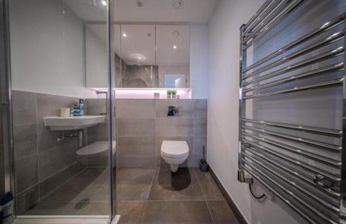 Luxuary 2BR Apt Sleeps 9, Wembley and Park Views - Photo 18