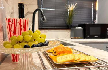 Luxe Smart Home - Basildon Serviced Accommodation - 7 Mins Walk To Basildon Town Centre, Hospital & Train Station - Foto 13