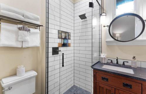 3BR Home Large Kitchen Mins To DwnTwn - Photo 29