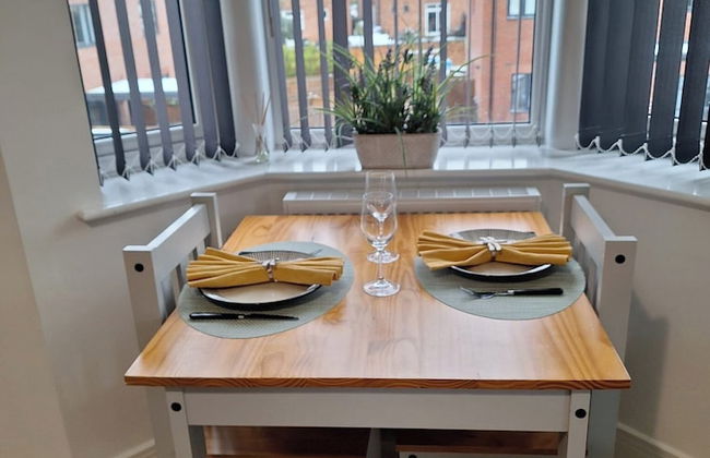 1 Bed Apartment Sleeps 2 - Parking & Wifi - Foto 18