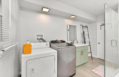 Entire Private Home with 4 Bedrooms 2 Bathrooms, Spacious, Lux King Bed, Ranch Style, Prime Area, Available Now - Photo 17