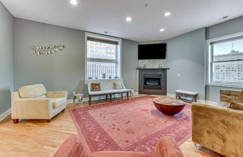 Heart of Dtwn Omaha Historical Apt with Perks - Foto 8