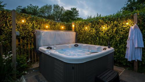 Threshing Barn at East Trenean Farm -Stunning Cornish Cottage sleeping 6 with hot tub, private garden, rural views and EV facilities - Foto 3