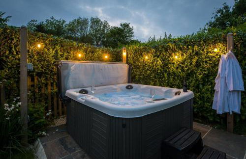 Threshing Barn at East Trenean Farm -Stunning Cornish Cottage sleeping 6 with hot tub, private garden, rural views and EV facilities - Foto 3