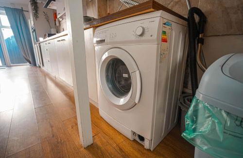 Private and Spacious 2 Bedroom House - Free Parking! - Foto 34