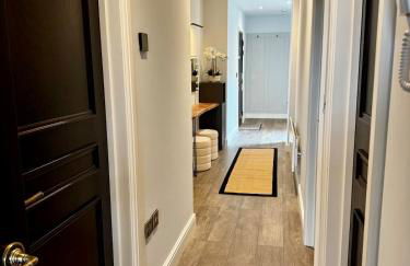Central 2-Bed Apartment with Balcony & Parking - Foto 27