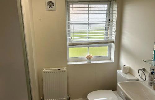 Sheffield 3-Bed Warm Comfy home - Photo 10