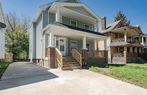 Stylish & Bright 3BR • Near Hospitals + Parking - Photo 11