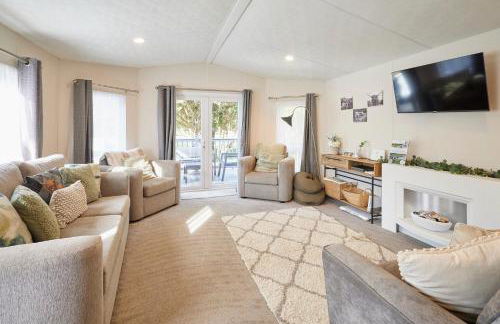 Pine Lodge with Hot Tub - Foto 8