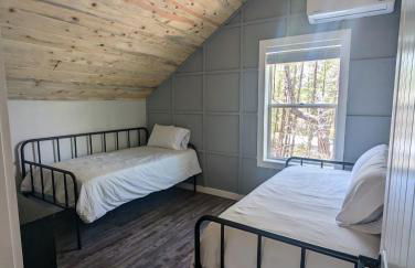 Pinetop Getaway with Sunset Deck & Fire Pit Table - Foto 16