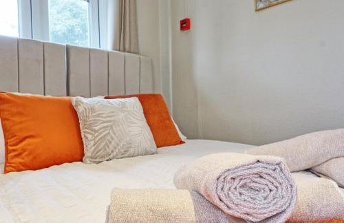 Large 5-Bedroom Home, Perfect for Long Stays & Team Accommodation - Foto 22