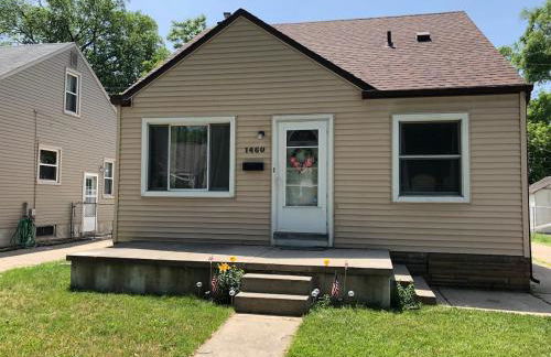 Super Cute & Cool Home with 65Inch TV 2Baths 4 Bedrooms 2King Beds BBQ Grill Fenced Backyard - Foto 35