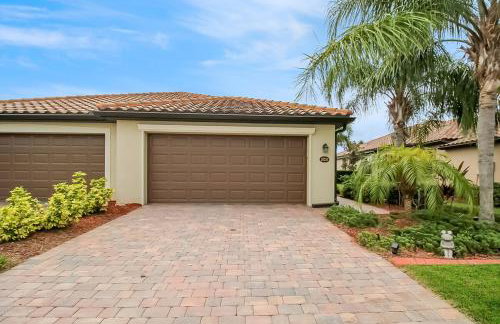 Gorgeous Lakefront Villa in Gran Paradiso - Seabird Villa - Photo 10