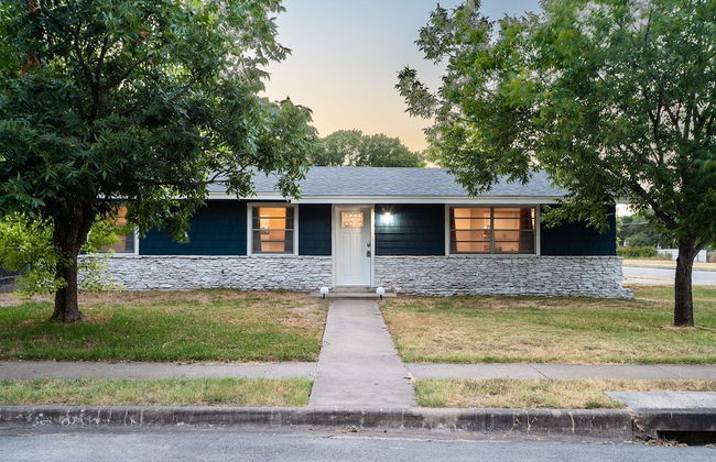 Upstay - Bungalow w Games Golf Fire and Patio - Photo 23