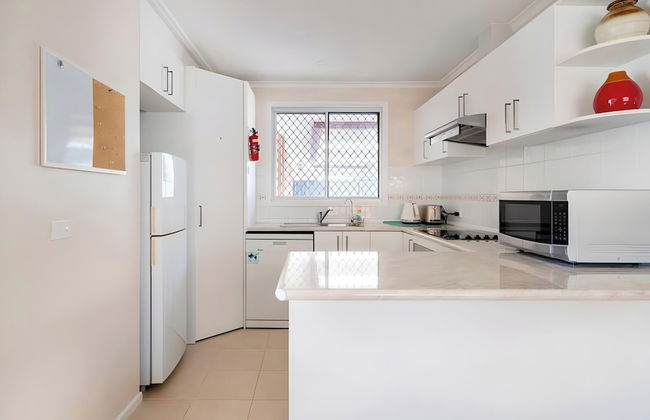 Cheerful 3 bedroom house with free parking - Foto 8