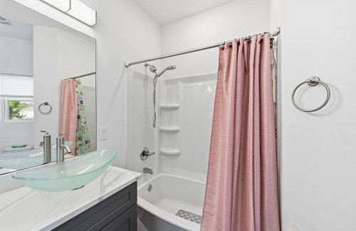 Modern Pine-Scented Retreat – 30 Mins to Beach! home - Foto 24