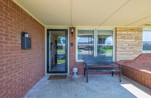 Spacious Home - Pet Friendly with Fenced Backyard - Foto 23