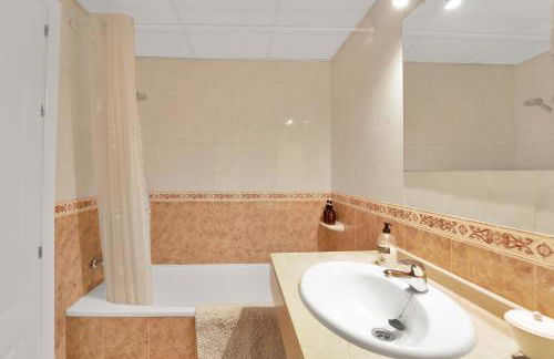 Apartamento con enorme terraza en complejo con piscina en Nueva Andalucía - Lorcrimar - Foto 17