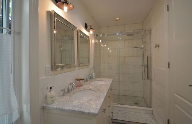 Beautiful 4BR Downtown House, Sleeps 10 - Photo 30