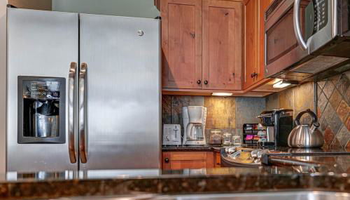 Large Studio Condo with Full Kitchen, Ski, Bike, Beautiful Balcony Views Hottub Fireplace - Foto 4