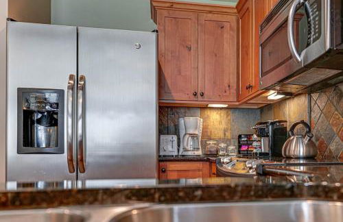 Large Studio Condo with Full Kitchen, Ski, Bike, Beautiful Balcony Views Hottub Fireplace - Foto 4