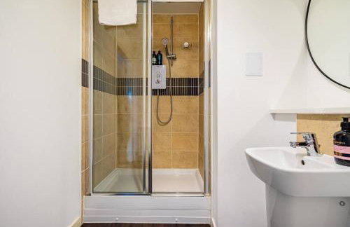 Bright, modern 2 bedroom house with free parking! - Foto 30