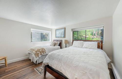 Bright and Cozy Getaway - Photo 13