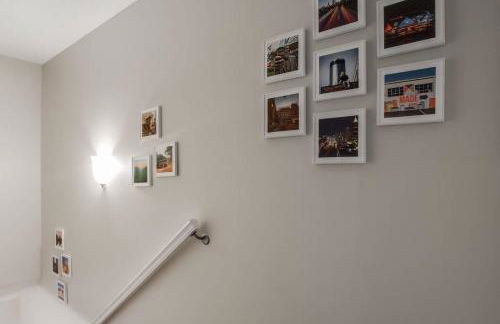 Modern + Cozy Townhome - minutes to Avalon w/king - Foto 16