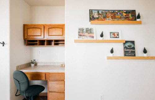 Peaceful Getaway with Hot Tub - Views - Evergreen - Foto 18