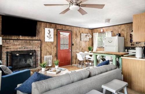 Hot Tub Deck Screened Porch Fire Pit & WiFi - Photo 9