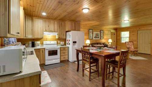 Serene and Secluded Alabama Cabin with Covered Deck! - Foto 5