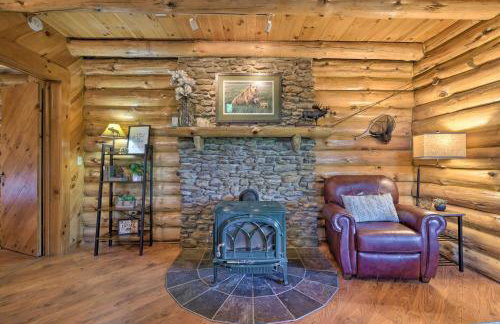 The Red Pine Cabin with Private Pond and Dock! - Foto 5