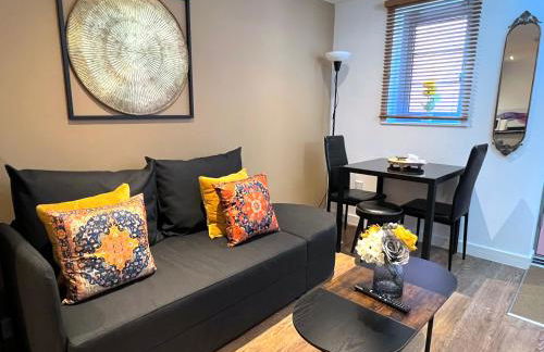 Glastonbury Hidden Passage, Split Level 1 Bedroom Apt - Photo 2