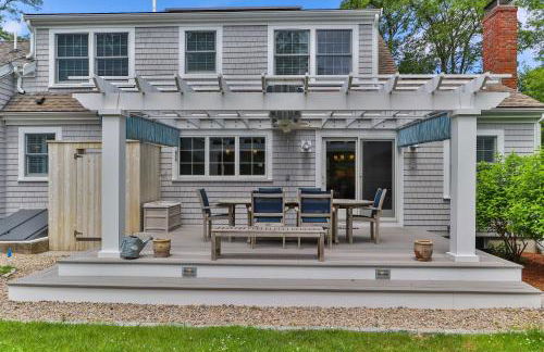 3 Bicycles Provided! Cape Cod Cottage with Deck - Foto 3