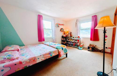 Elegant New England Home with Private Pool - Foto 8