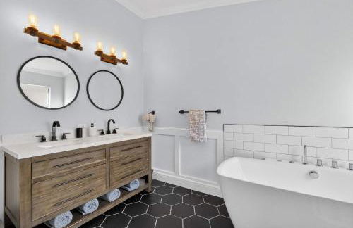 Lakefront 4-Bedroom Home with Pool - Foto 19