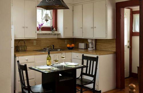 Secluded Cabin Rental with Jacuzzi for Romantic Weekend Getaway near Austin, Texas - Foto 3