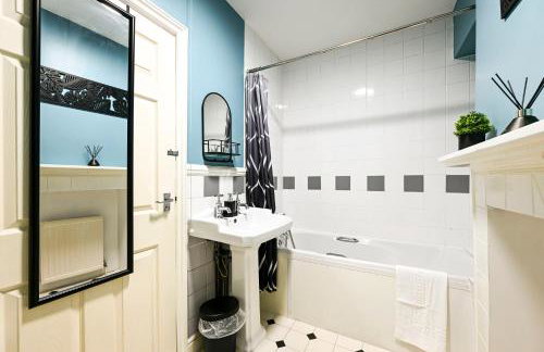 Central Canterbury Gem New Refreshed Decor Sunny Deck Outdoor Furniture FREE Parking 2BR 2BA TOP Location - Foto 16