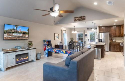 Neon Vibes Outdoor TV Hot Tub Arcade Room - Foto 21