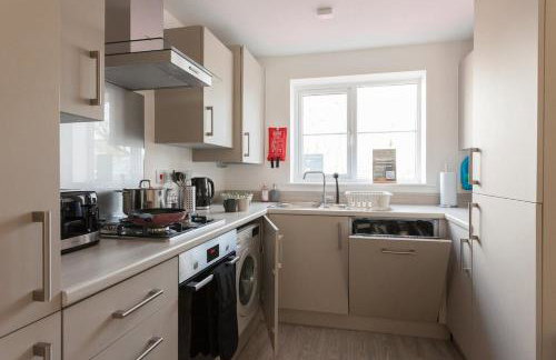 Runcorn Spacious Modern 3 bedroom House, 4 beds, On site Parking, Long stay deals - Foto 8