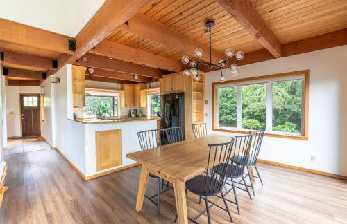 Stylish Deception Pass Retreat with Bay Views - Foto 8