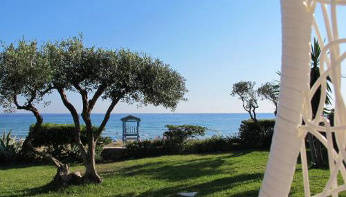 Seafront Calista Beach House With Garden - Foto 2, Garden view