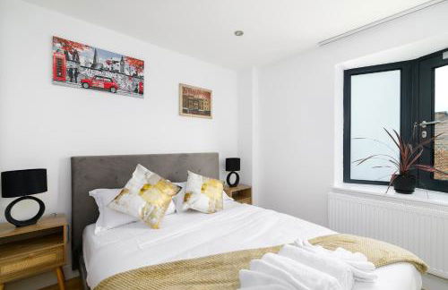 Modern Top-Floor 2-Bedroom, 2-Bathroom Apartment with Lift & a Private Balcony, Sleeps 6 - Foto 10